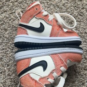 Jordan 1 SE Mid Orange Suede